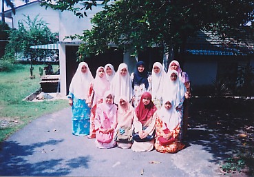 dekat_pokok.jpg
